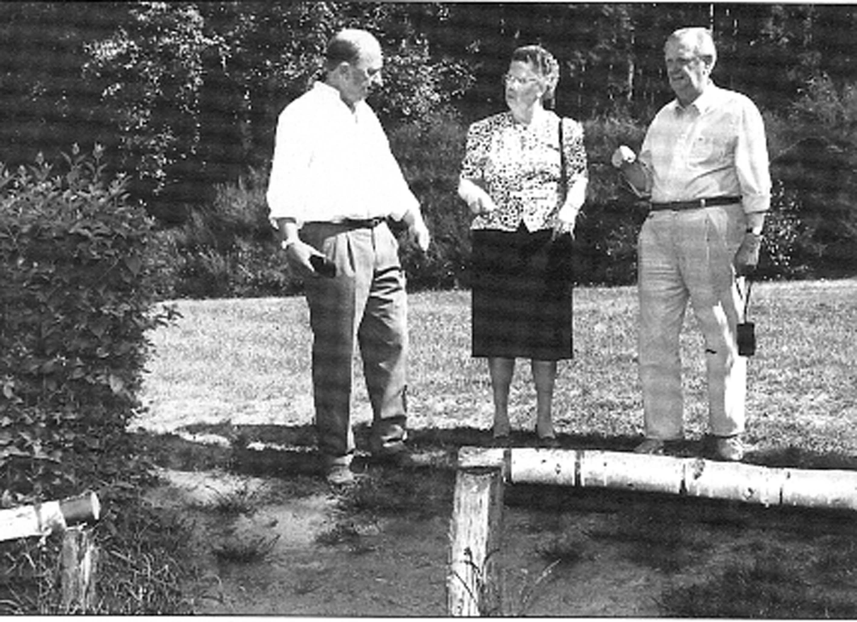Marcel Torfs, Clara Draulans, Gerhard Dorbritz im Juli 1994 auf Orientierungssuche nach der Grabstelle. Sammlung Kraemer
