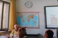 Dr. Karl-Heinz Otto vor einem Geschichtskurs im Fläming-Gymnasium